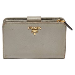 Prada Französische Portemonnaie aus grauem Saffiano-Leder mit Klappe