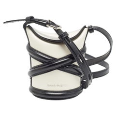 Alexander McQueen Mini The Curve Bucket Bag de piel negra/blanca