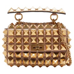 Valentino, petit sac porté épaule en cuir rose poussiéreux avec clous romains