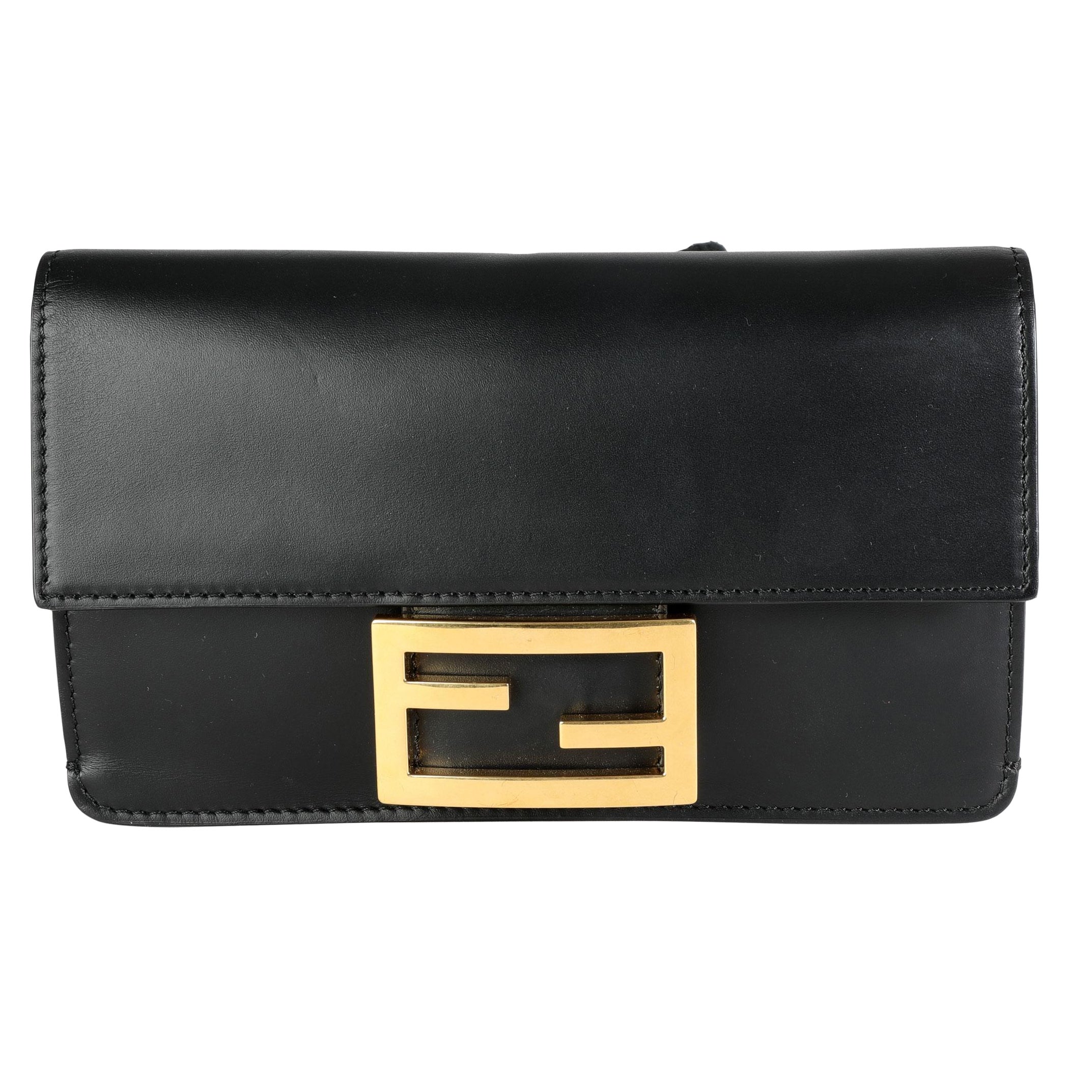 Mini baguette plate en cuir de veau noir de Fendi avec bandoulière 'Strap You' noire