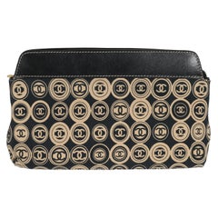 Chanel Pochette in tela nera beige con logo CC