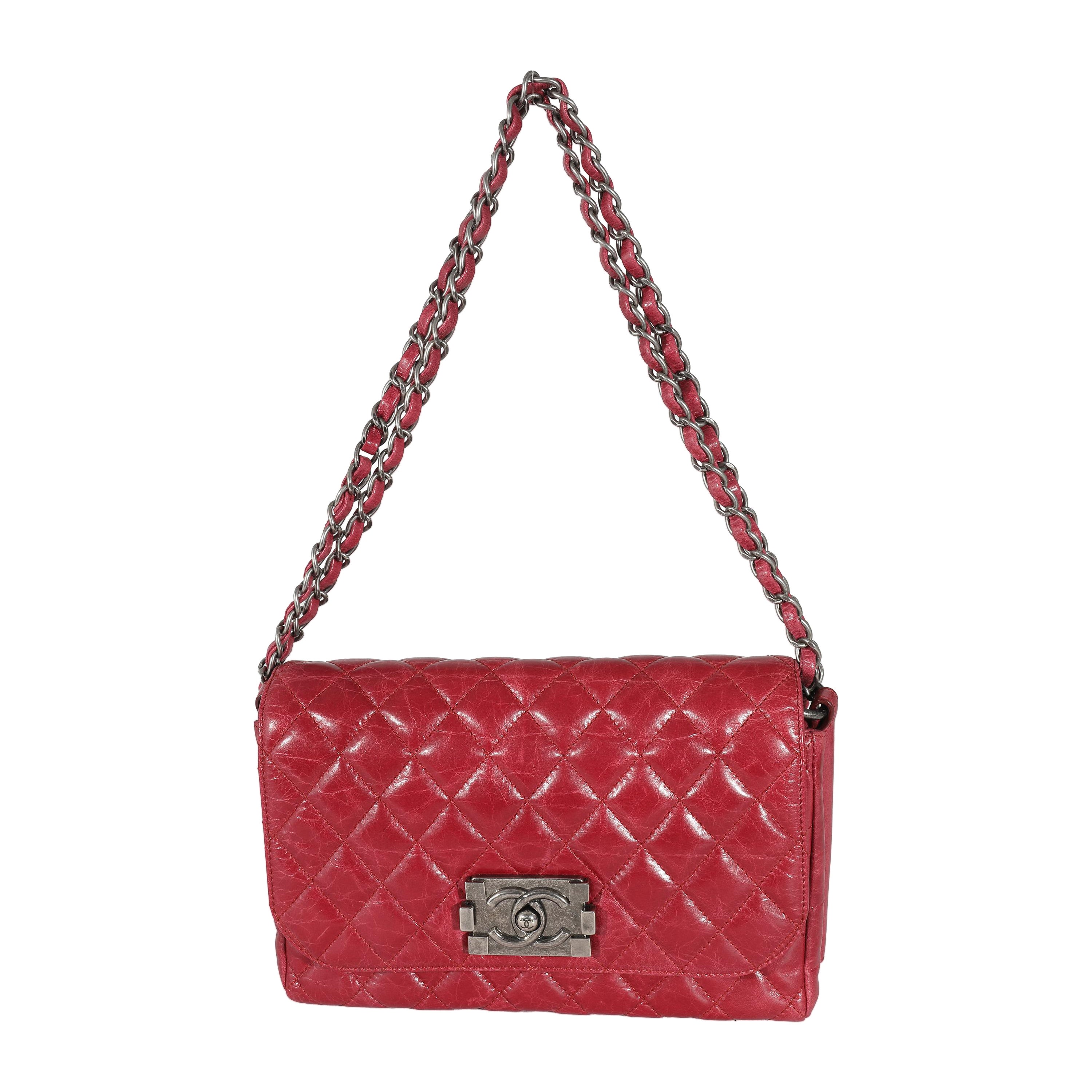 Chanel 12P Sac à rabat Veau Brilliante en cuir de veau glacé rouge en vente