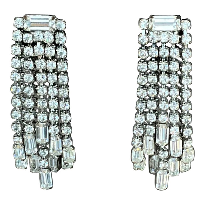 Vintage Weiss Rhinestone Clip on Earrings For Sale