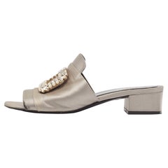 Roger Vivier - Sandali in raso grigio impreziositi da cristalli - taglia 38