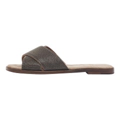 Brunello Cucinelli Sandalias planas de ante con cuentas metálicas Talla 40.5