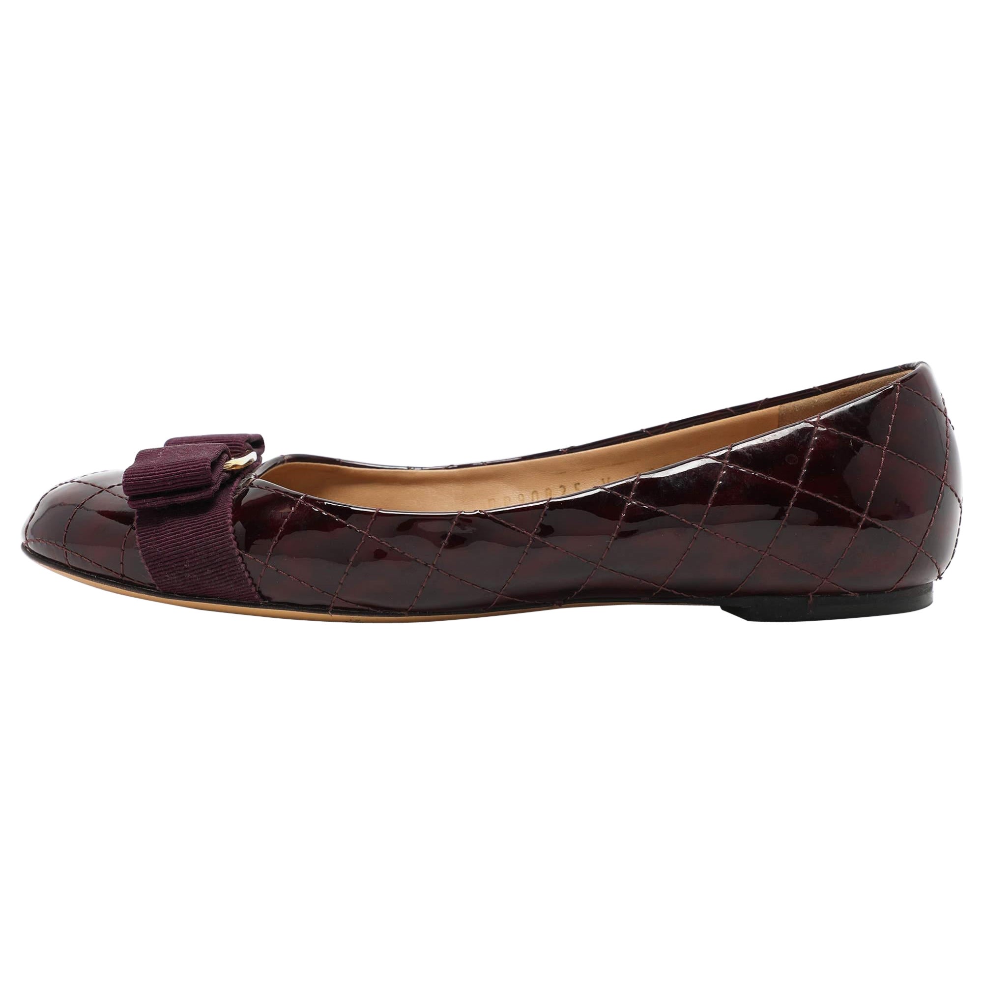 Salvatore Ferragamo Burgunderfarbene Varina Ballettschuhe aus Lackleder in Lackleder Größe 36