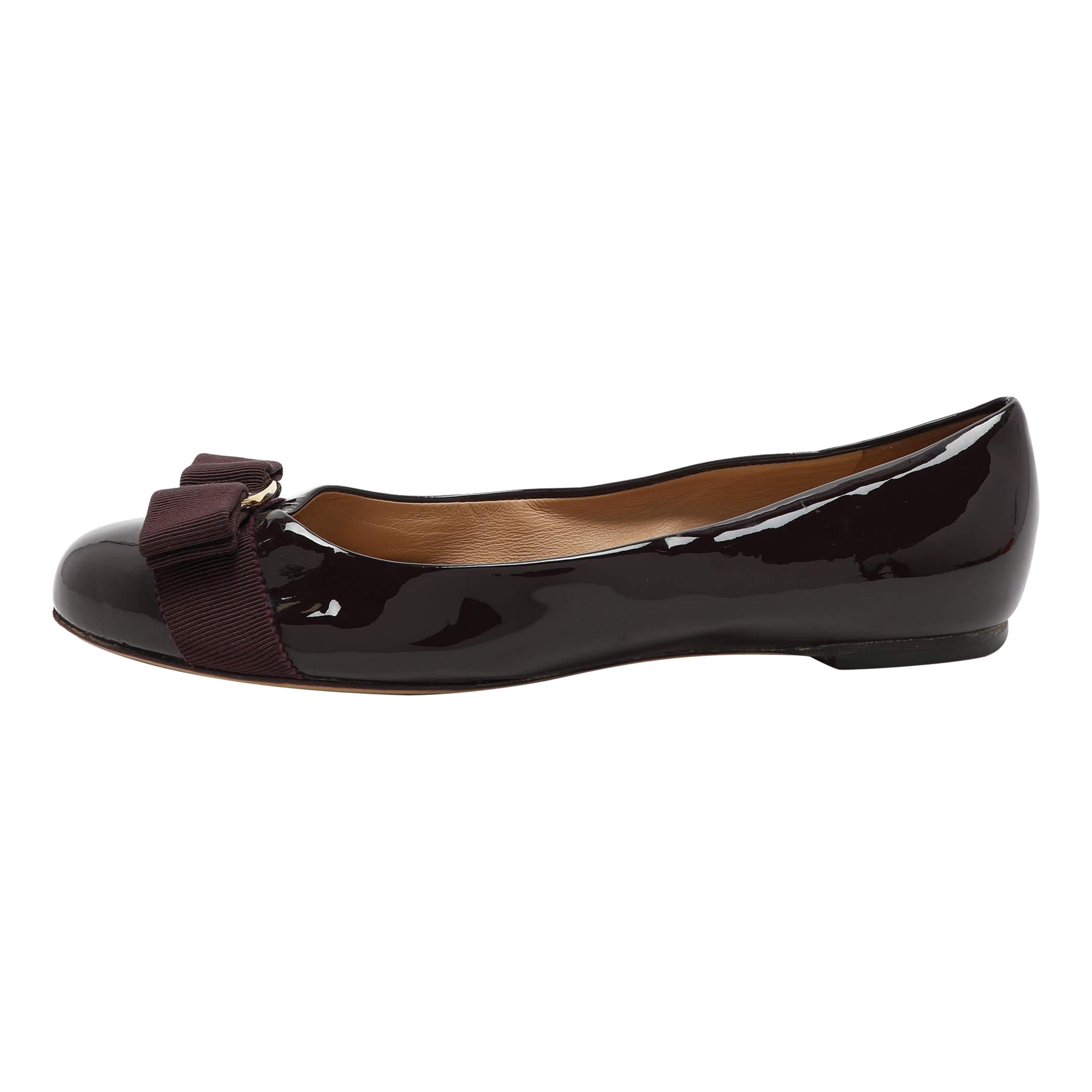 Salvatore Ferragamo Burgunderfarbene Ballettschuhe aus Lackleder mit Varina-Schleife aus Lackleder Größe 37