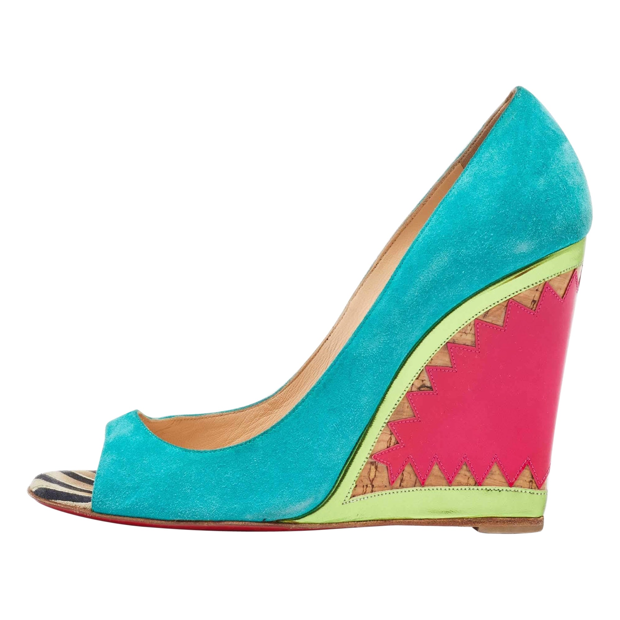 Christian Louboutin Escarpins Miramar à talons compensés en cuir verni daim, taille 38,5 en vente