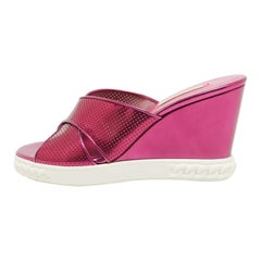 Casadei Sandalias de cuña de charol morado talla 39