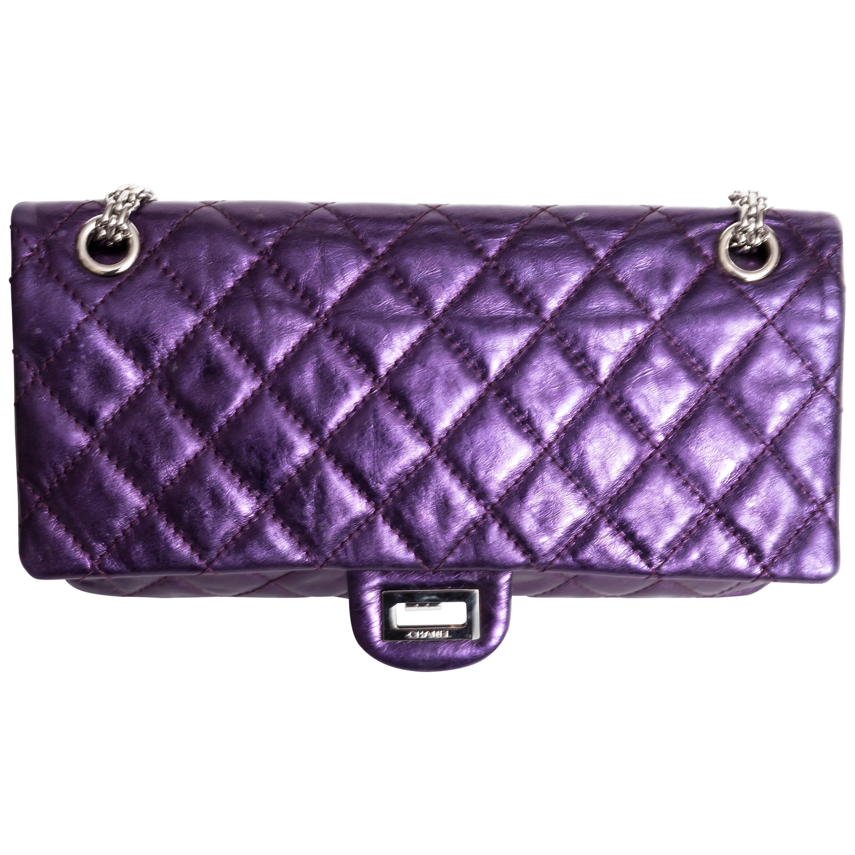 This Chanel Purple Metallic Reissue is in excellent condition.
Authenticity card No 12160656 denotes the years 2008 - 2009
Dust Bag is included.
Features one half moon back pockiet as well as a zip pocket to the top flap of the bag. A large pocket
