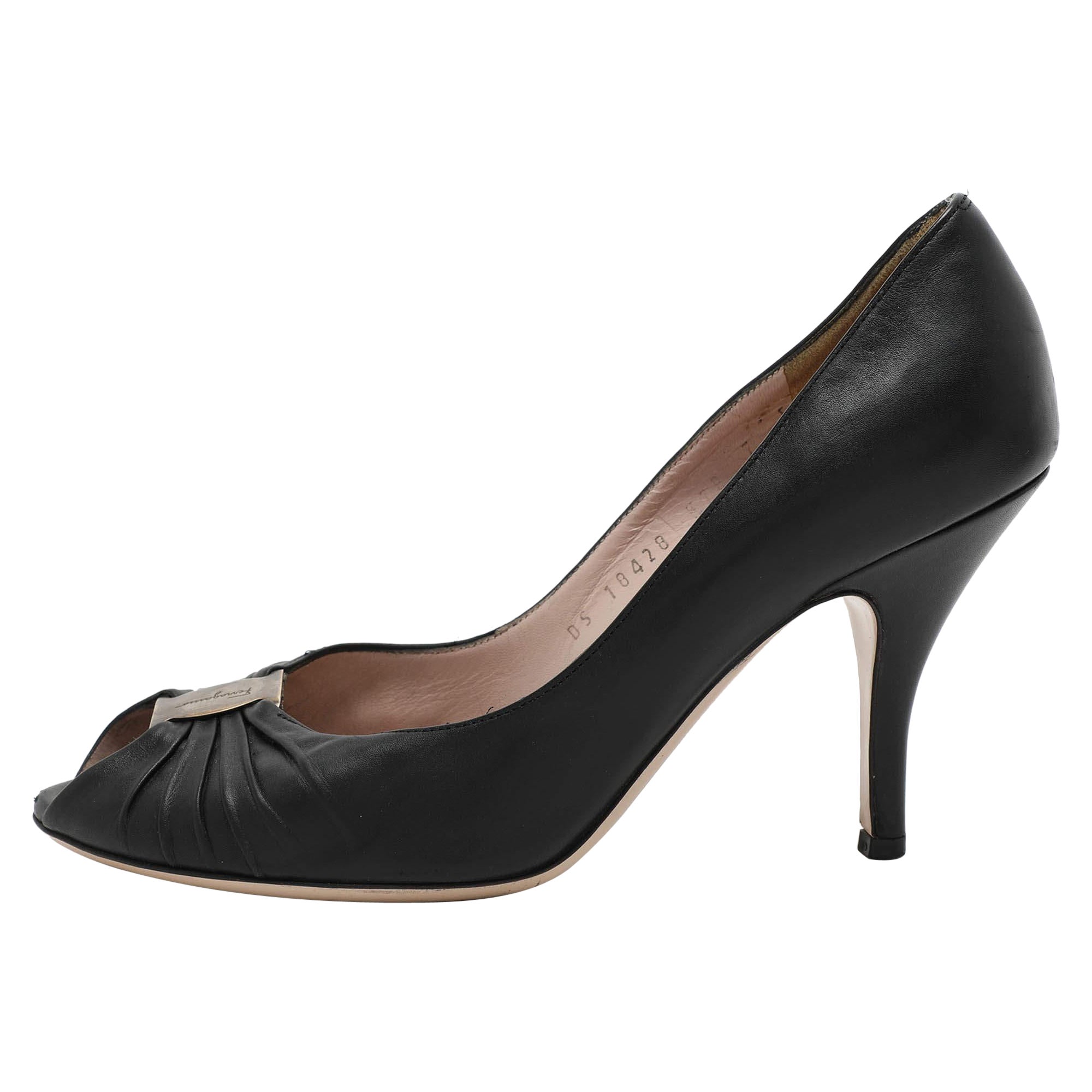 Salvatore Ferragamo - Pelle Nera Fiberia Peep Toe Pumps Taglia 37.5