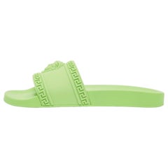 Versace, Palazzo in gomma verde neon, scivoli da piscina taglia 46