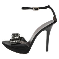 Salvatore Ferragamo Schwarze Sandalen aus Satin mit Knöchelriemen und Schleife in Schwarz Größe 38