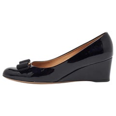 Salvatore Ferragamo Chaussures à talons compensés Flo Vara en cuir verni noir Taille 35