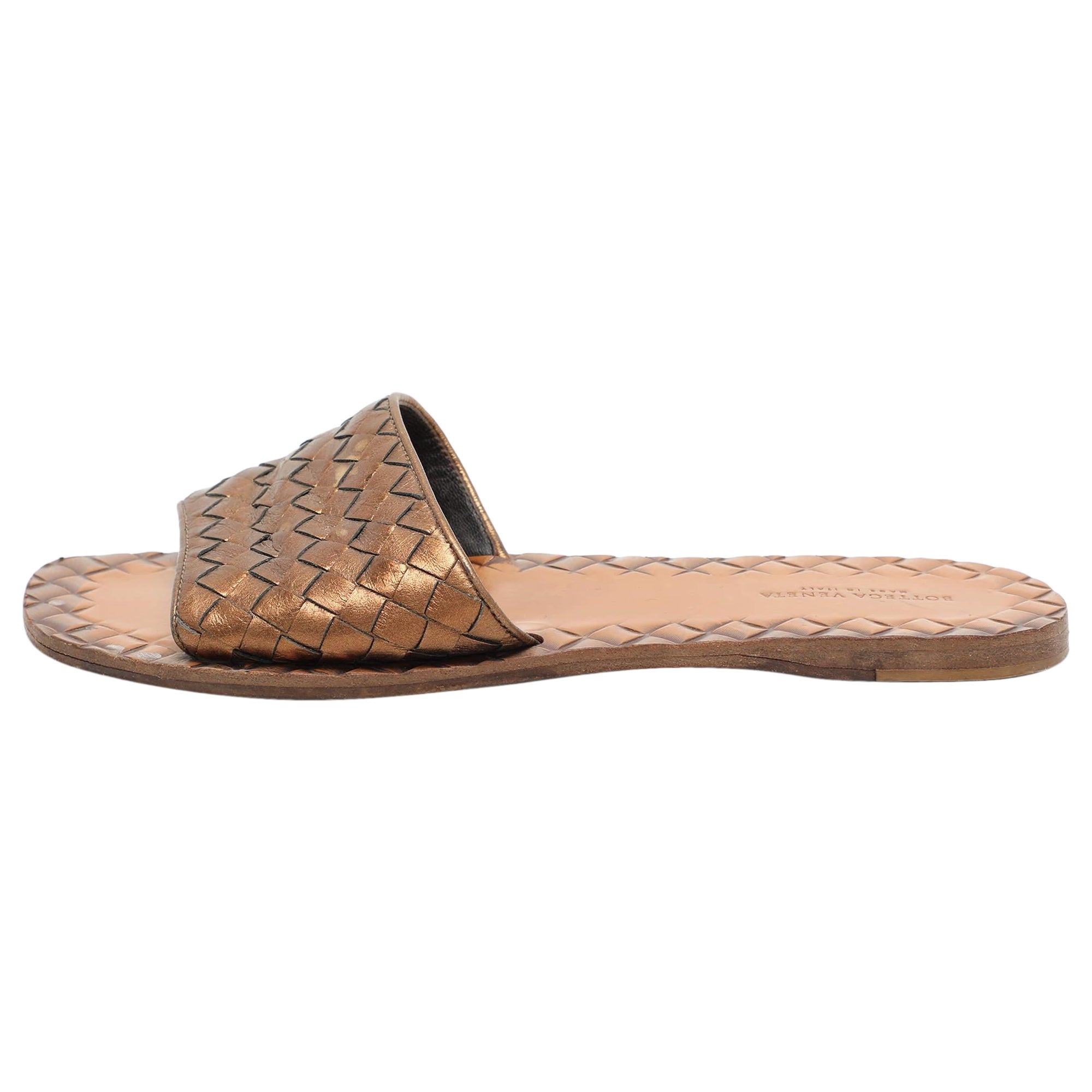 Bottega Veneta Gold Intrecciato Leather Flat Slides Size 37 For Sale