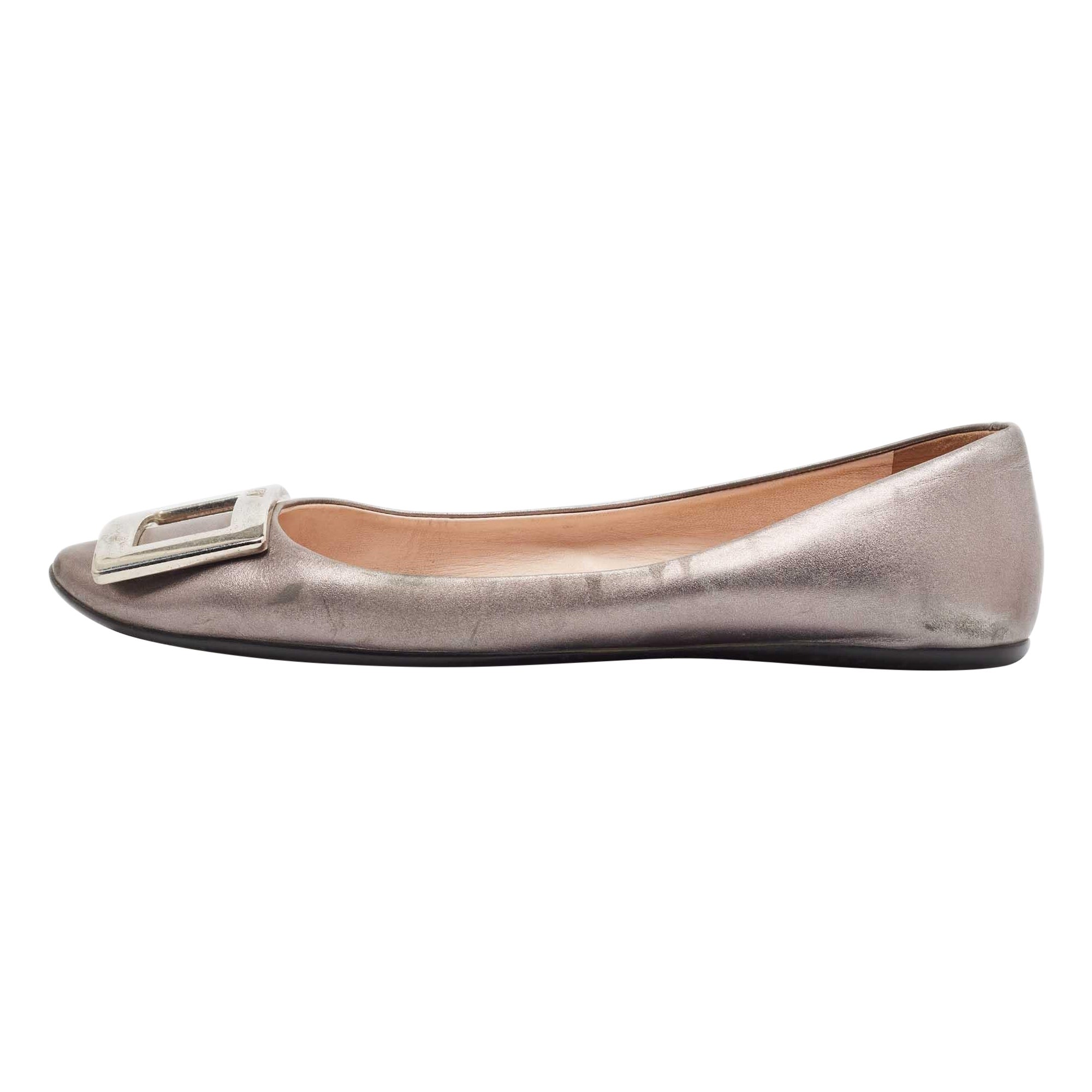 Roger Vivier Silver Leather Gommette Ballet Flats Size 39 For Sale