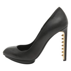 Alexander McQueen Zapatos de tacón de aguja de cuero negro Talla 40