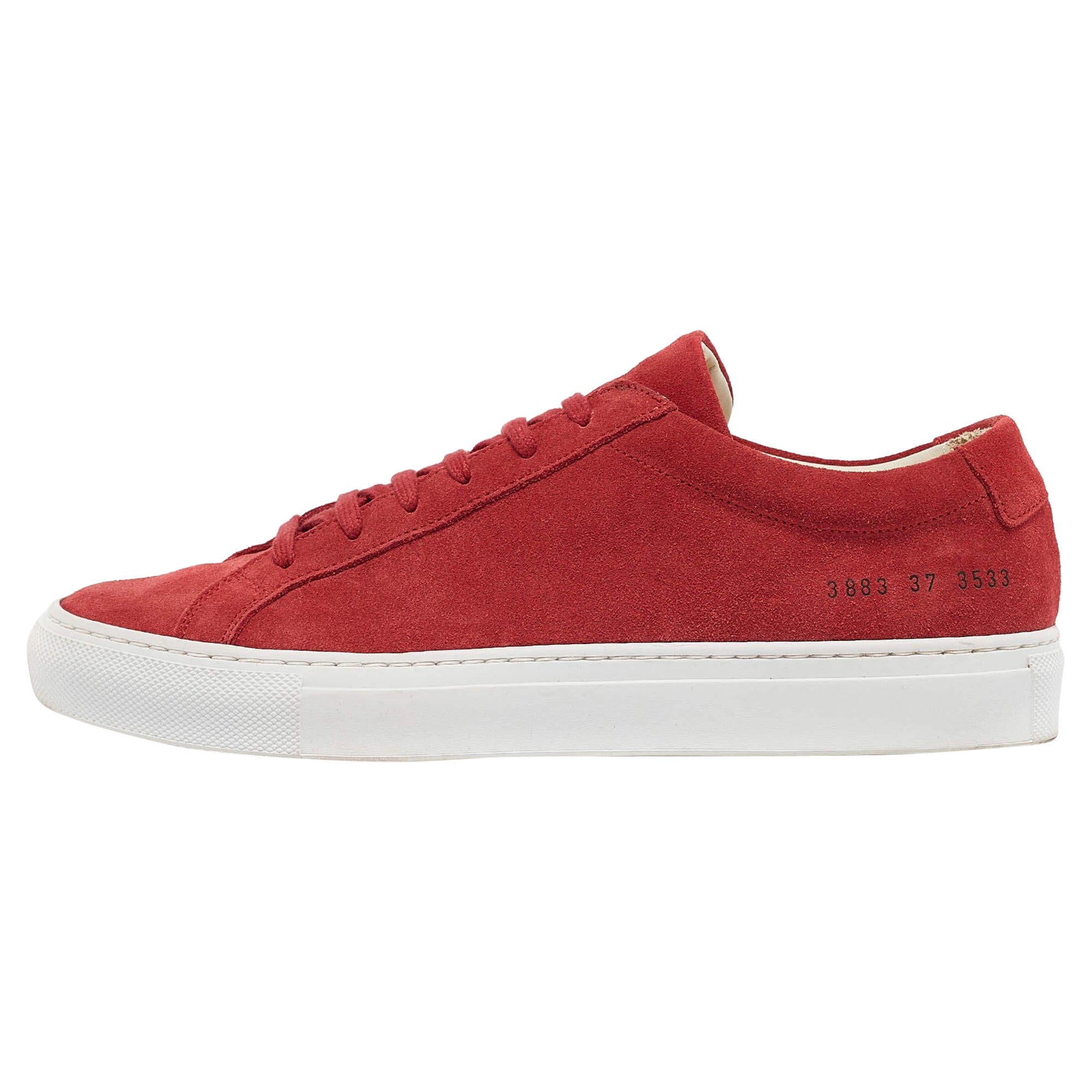 Common Projects Baskets basses Achilles en daim rouge taille 37 en vente