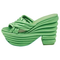 Salvatore Ferragamo - Sandales à plateforme en satin vert, taille 38,5