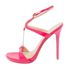 Alexander McQueen Hot Pinke Sandalen aus Lackleder mit Knöchelriemen 39,5