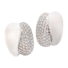 Sofisticati orecchini in argento sterling con smalto bianco e pavé