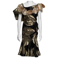 John Galliano Schwarzes und goldenes Seidenbrokatkleid aus Seidenbrokat mit Koyotepelz, Herbst/Winter 2002