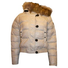 Moncler Giacca con cappuccio bianca con bordo in pelliccia