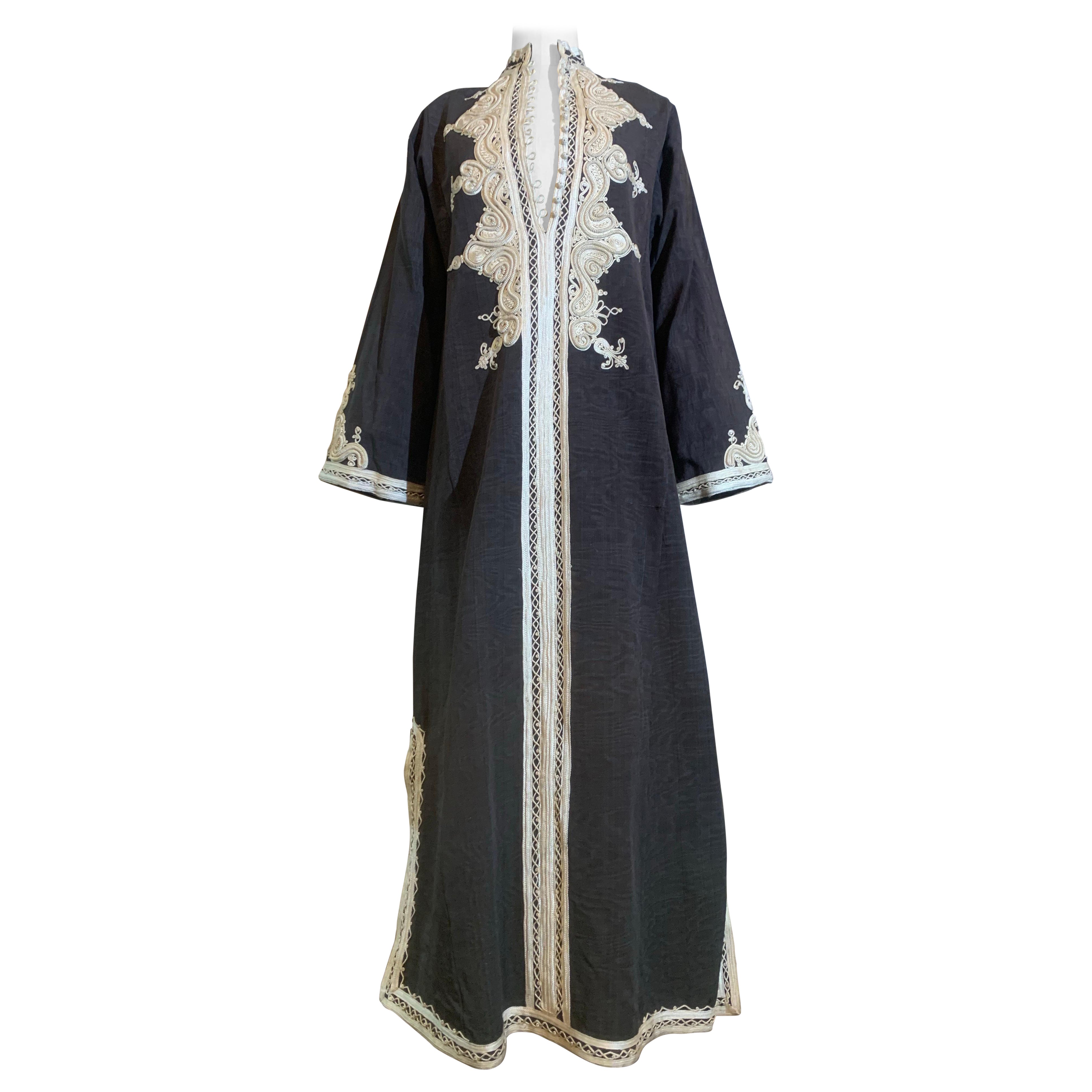 Caftan marocain traditionnel en noir moiré avec un incroyable travail de tressage à l'encolure