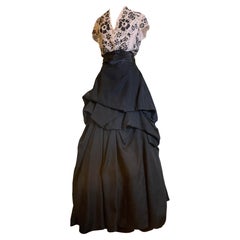 2000 Monique Lhuillier Schwarzes Ensemble aus perlenbesetztem Top & Schärpe aus Seide und Bustle mit Ballrock