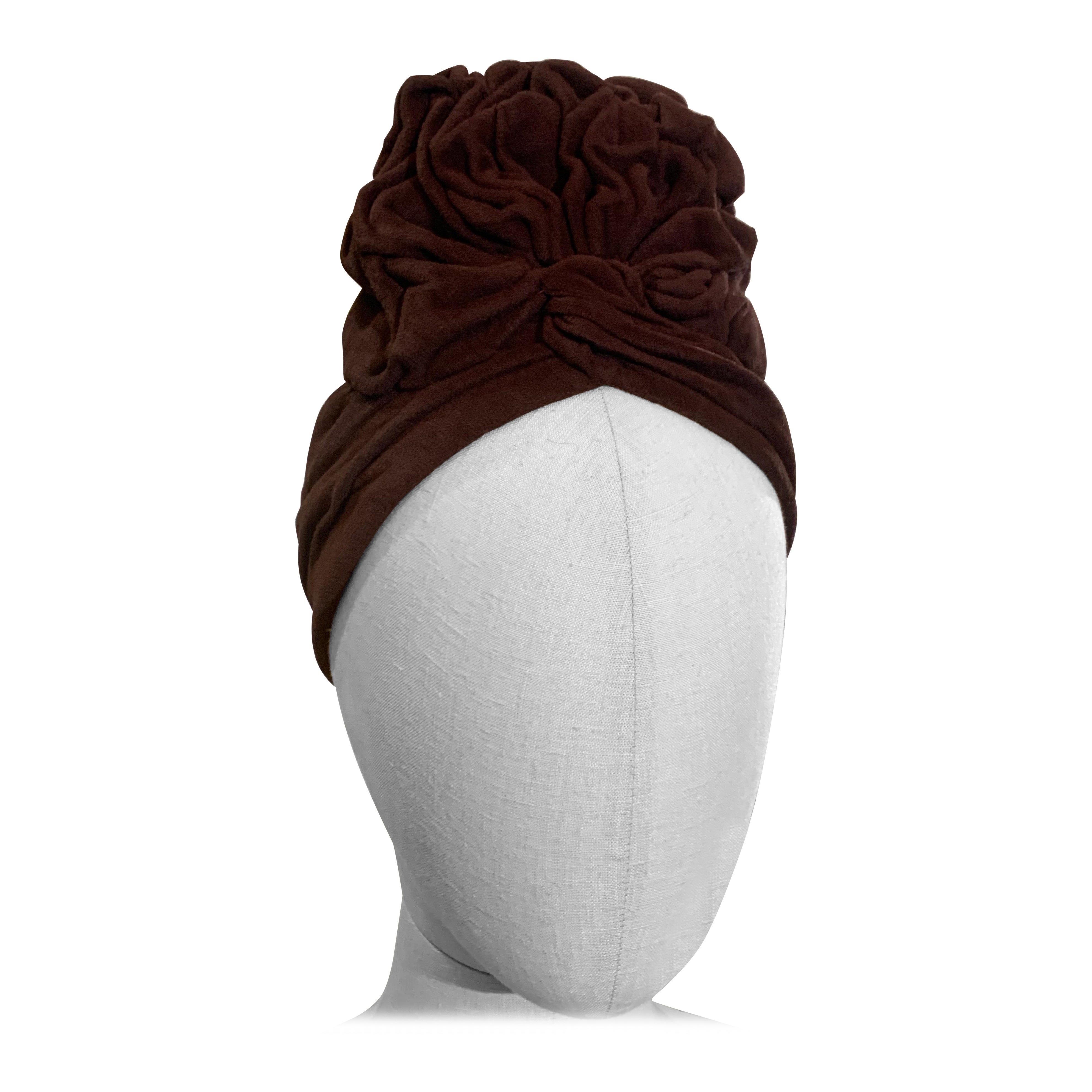 1940er Jahre Schokolade Brown Chenille Samt gerüschte Krone Scheitel Turban im Angebot