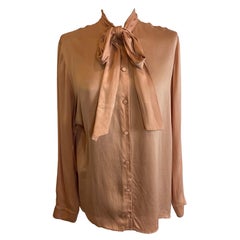 Camisa Gucci de satén de seda rosa claro.