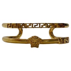 Gold La Medusa Manschettenarmband-Armreif von Versace mit Greca aus Gold