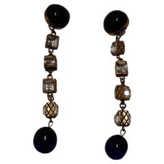 Pendientes largos vintage Chanel de cuentas con Gripoix azul y brillantes