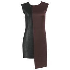 MAISON MARTIN MARGIELA A/W 2009 Asymmetrisches Kleid aus dunklem pflaumenfarbenem Krepp und schwarzem Leder