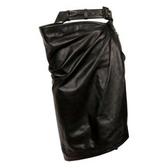 1984 AZZEDINE ALAIA falda envolvente de cuero negro con hebilla lateral