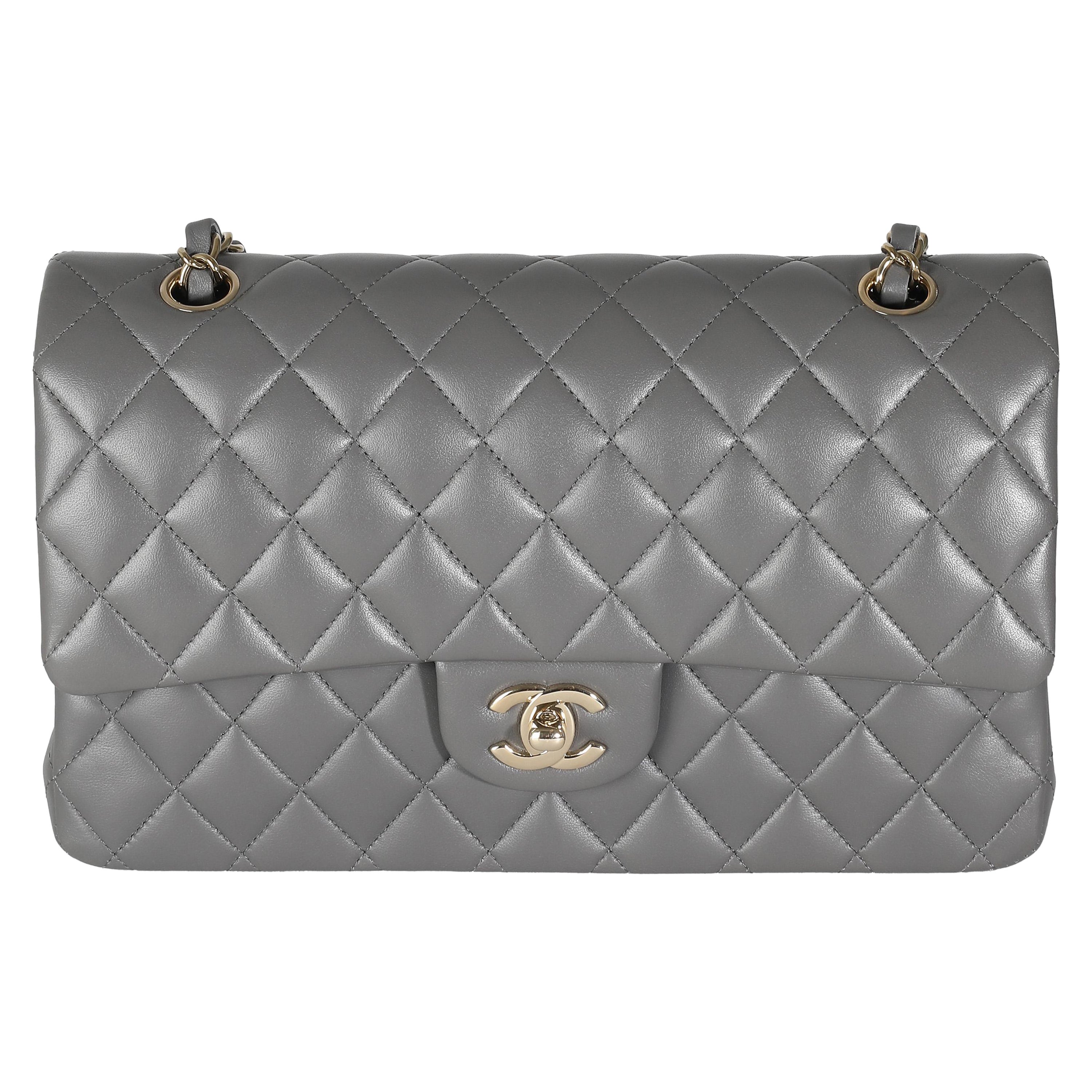 Chanel 22A Gris en cuir d'agneau matelassé Sac classique moyen à double rabat
