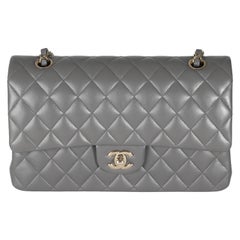 Chanel 22A Borsa media classica a doppia patta in pelle di agnello trapuntata grigia