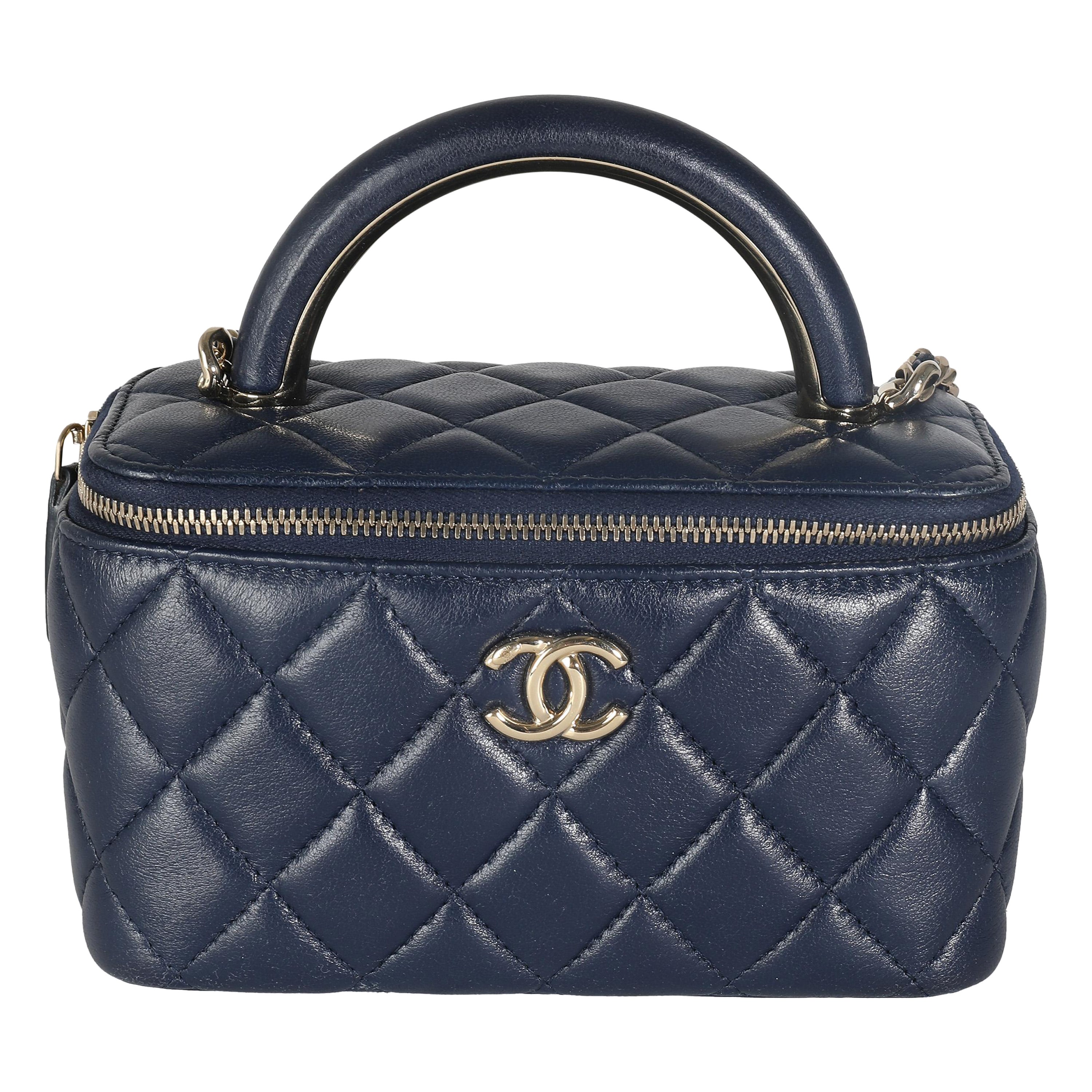 Vanity Case avec chaîne en cuir d'agneau matelassé Chanel Navy en vente