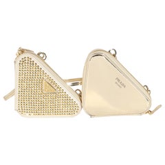 Minibolso triangular Prada de satén dorado adornado con cristales