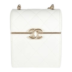 Chanel 22P Weiße gesteppte Lammfell-Minibox-Clutch aus Lammfell