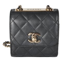 Chanel Schwarze Clutch aus gestepptem Lammfell Trendy CC mit Kette