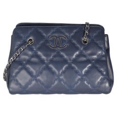 Chanel Marineblaue Hamptons-Tasche aus Kalbsleder mit doppelter Stickerei