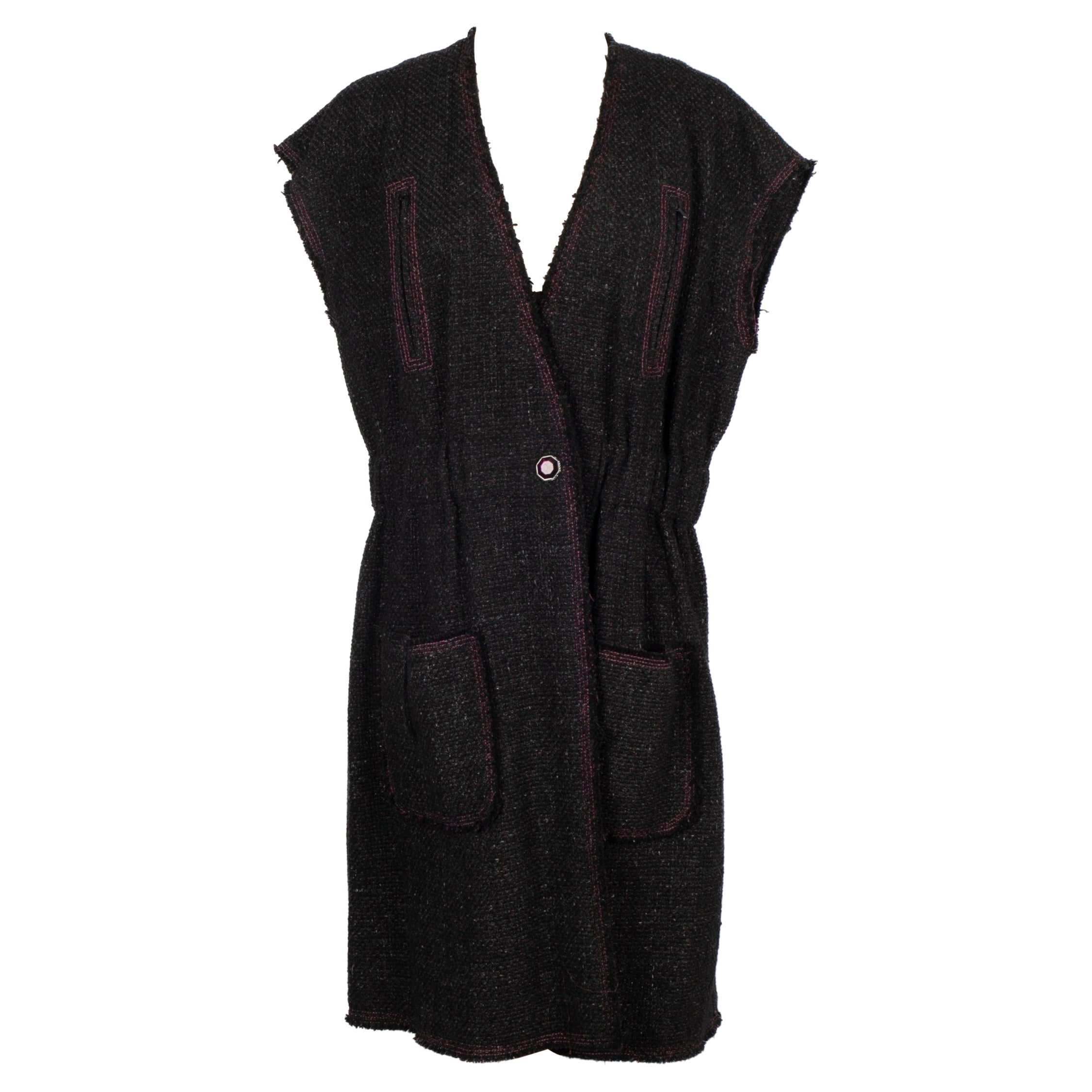 Vestido Chanel de tweed en tonos morados y negros en venta