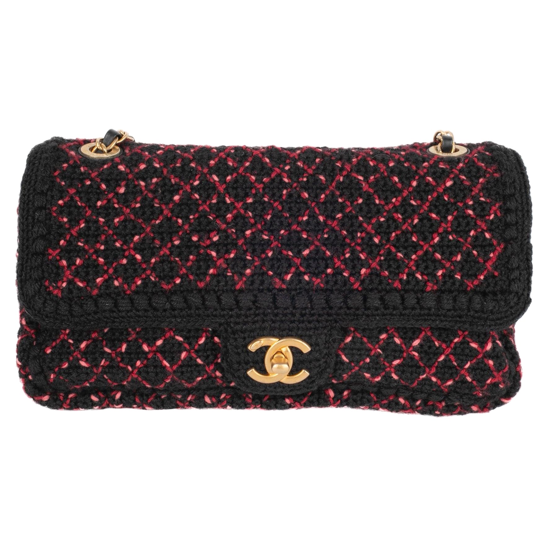Bolso de malla rosa, negro y rojo de Chanel, 2017 en venta