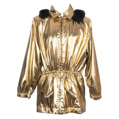 Yves Saint Laurent Abrigo con capucha de lúrex dorado, 1991