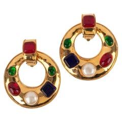 Chanel Pendientes de clip de metal dorado