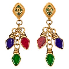 Boucles d'oreilles Chanel en métal doré à clips avec pâte de verre multicolore, 1995