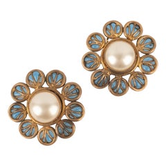 Chanel Goldene Metall-Ohrclips mit blauer Glaspalette