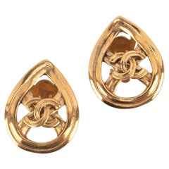 Chanel Goldene durchbrochene Metall-Ohrringe, 1996