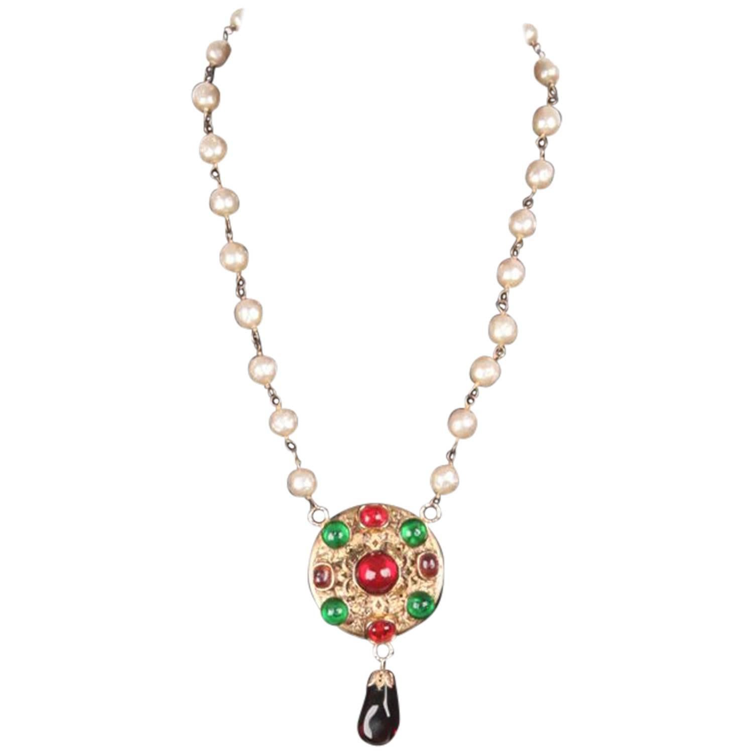 CHANEL Vintage 1985 Glass PEARL NECKLACE w/ GRIPOIX Medallion